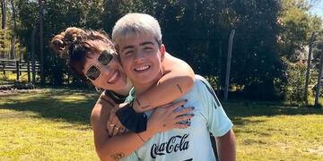 Gianinna Maradona y su hijo Benjamín Agüero.