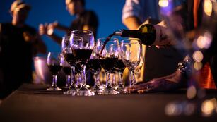 Vinos, tablas y postres en una bodega ubicada en plena ciudad de Córdoba.