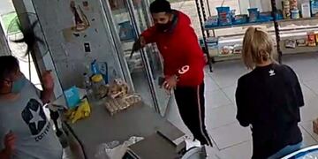 Robaron a plena luz del día y a punta de pistola, en un almacén de barrio Marqués de Sobremonte.