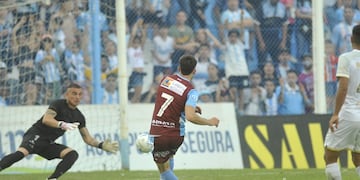 "En el segundo tiempo lo ganábamos bien. Así será hasta el final", asumió Hernán Medina, DT de Racing (Foto: Javier Ferreyra)