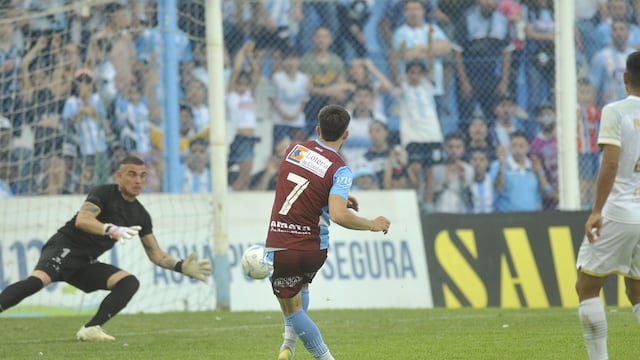 "En el segundo tiempo lo ganábamos bien. Así será hasta el final", asumió Hernán Medina, DT de Racing (Foto: Javier Ferreyra)