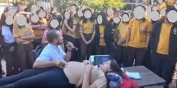 El ginecólogo Federico Antequeda realizó una ecografía a una mujer embarazada en el patio del colegio ante la mirada de los estudiantes.