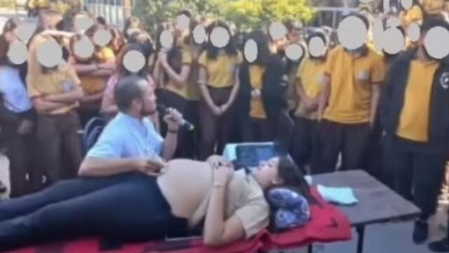 El ginecólogo Federico Antequeda realizó una ecografía a una mujer embarazada en el patio del colegio ante la mirada de los estudiantes.