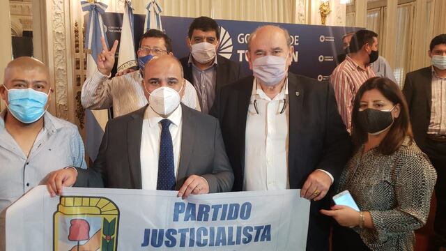 Peronismo es dar "a la gente los servicios fundamentales, como cloacas, agua potable y energía eléctrica", resumió Rivarola tras el encuentro con Manzur en Tucumán.