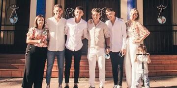 La familia Gallardo viajó a Rosario para que Benjamín sea bautizado por el Padre Ignacio.