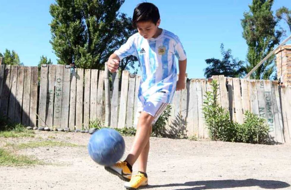 Quién es Junior Ramírez, el rionegrino de 9 años que deslumbró al padre de Gallardo y vende rifas para llegar a River