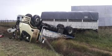 El camión fue tumbado por los fuertes vientos, en el sur de Córdoba.