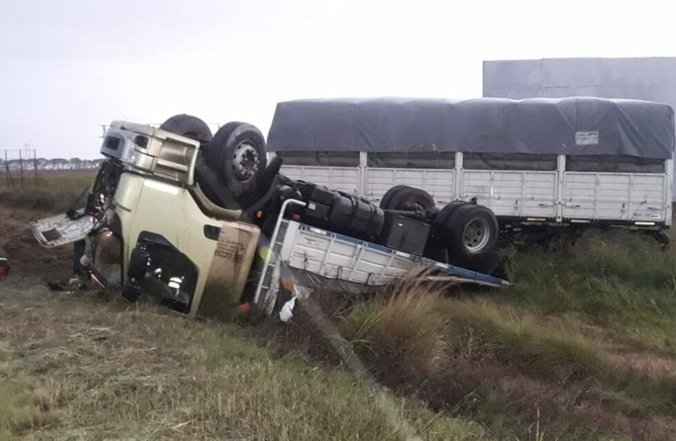 Sur de Córdoba: el viento hizo volcar a un camión y el chofer quedó herido