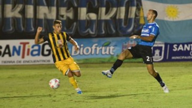 Diego Novaretti cierra ante un ataque del local. En un pobre partido, el Pirata no le encuentra la vuelta.
