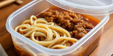 Abrieron un tupper con fideos en una cárcel de Córdoba y encontraron algo insólito.