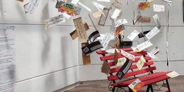 La obra del banco rojo, y tantas más dedicadas a las mujeres asesinadas, podrán ser disfrutadas en la muestra que actualmente está en Malargüe.