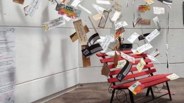 La obra del banco rojo, y tantas más dedicadas a las mujeres asesinadas, podrán ser disfrutadas en la muestra que actualmente está en Malargüe.
