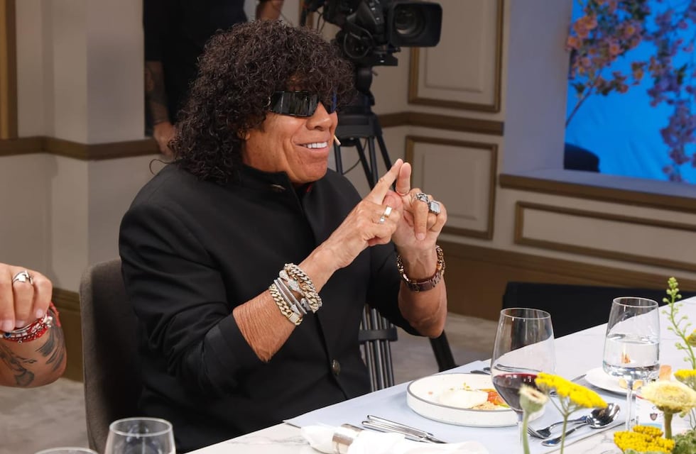 “Está San Martín, Maradona, Messi y vos, Mona”: furor por el cuartetero en la mesa de Juana Viale