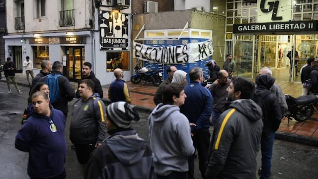 Frente a la sede de Mitre al 700 se llevó a cabo una protesta por la postergación.