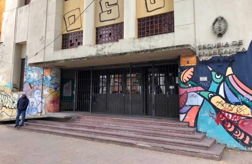 Se derrumbó parte del techo de una aula en La Plata: “Si caía un pedazo arriba de un chico, lo mataba”
