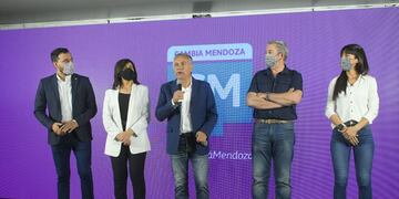 Aún sin resultados oficiales, Alfredo Cornejo salió desde el búnker de Cambia Mendoza a decir que son amplios ganadores.