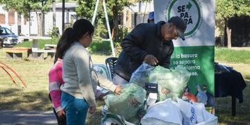 Plantines y tierra abonada a cambio de reciclables en una semana de Eco Canje.