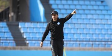El DT Guillermo Farré apunta a un volante de juego (Prensa Belgrano).