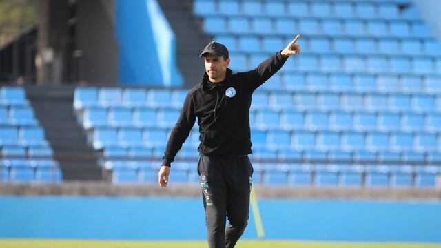 El DT Guillermo Farré apunta a un volante de juego (Prensa Belgrano).