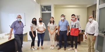 Los alumnos en desayuno con el Intendente Gustavo Solís tras ganar la medalla de oro.