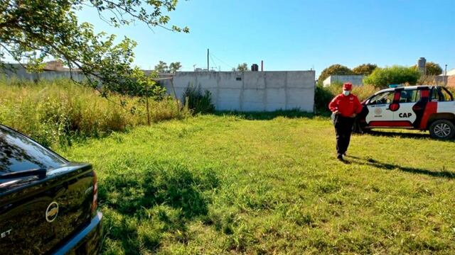 Policías trabajan en el sitio donde hallaron el cadáver de una mujer.