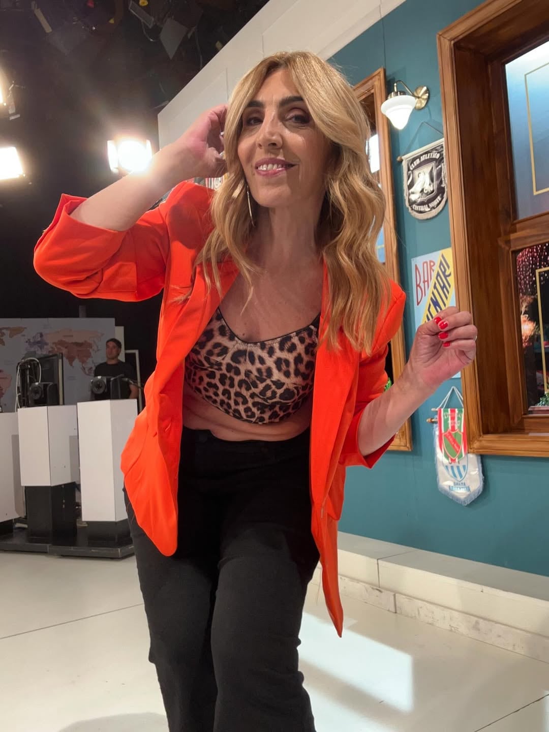 El destape de Karina Iavicoli: la periodista marcó tendencia con un top animal print y saco rojo