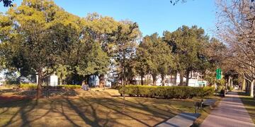 La Plaza Santos Dumont se ubica sobre el cruce de Freyre y Álvarez Thomas en la zona norte de Rosario.