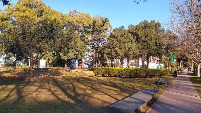 La Plaza Santos Dumont se ubica sobre el cruce de Freyre y Álvarez Thomas en la zona norte de Rosario.