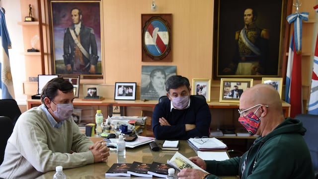 El Intendente recibió ejemplares del libro “Francisco Ramírez: El Supremo ¿Héroe o Traidor?”