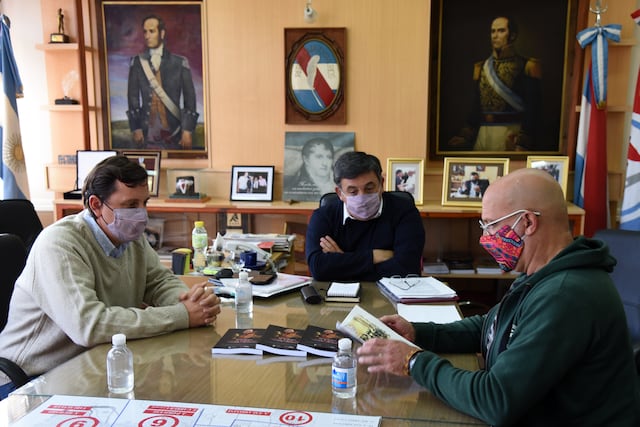 El Intendente recibió ejemplares del libro “Francisco Ramírez: El Supremo ¿Héroe o Traidor?”