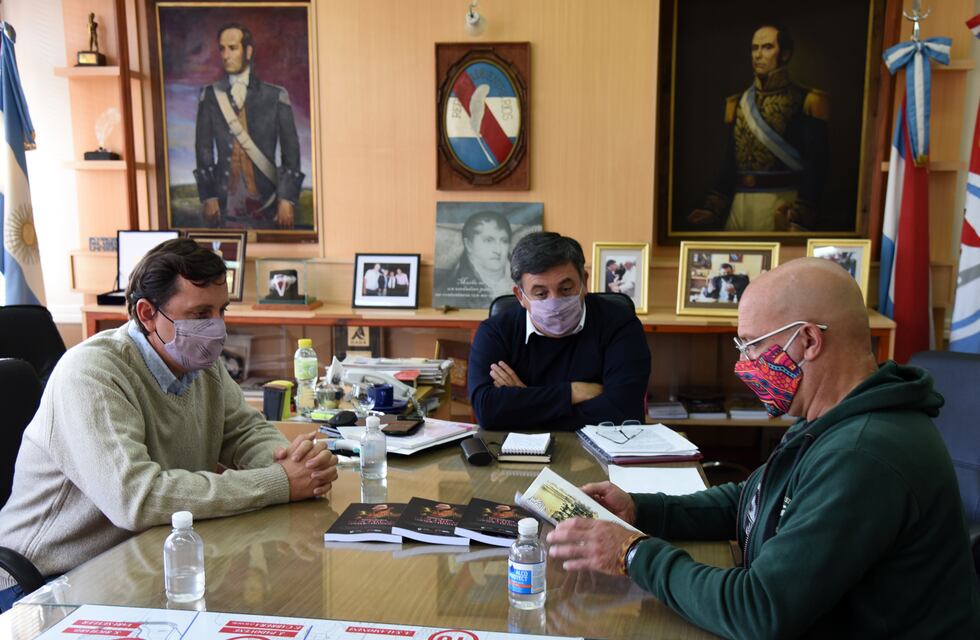 Concepción del Uruguay: Oliva recibió ejemplares del libro “Francisco Ramírez: El Supremo ¿Héroe o Traidor?”