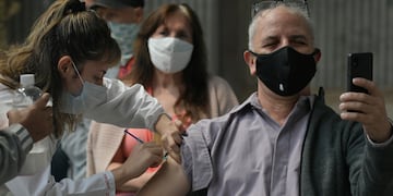 Vacuna AstraZeneca (Foto: Orlando Pelichotti / Los Andes)