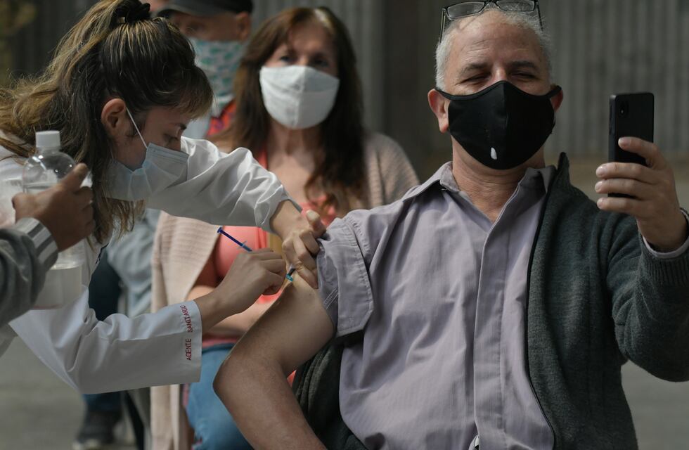 COVID: recomiendan que la vacuna de AstraZeneca se aplique solo a mayores de 40 años