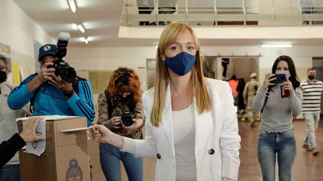 Anabel Fernández Sagasti votó minutos después de las once de la mañana en la escuela Tropero Sosa de Godoy Cruz.