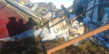 Así quedó el avión sanitario que se estrelló en el aeropuerto de Río Grande.