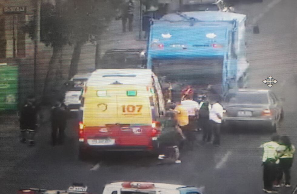 Córdoba: un auto chocó un camión de basura y un recolector terminó herido