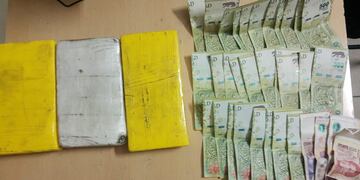 El dinero y la droga secuestrada tras una persecución en al barrio La Gloria de Godoy Cruz. Gentileza Seguridad