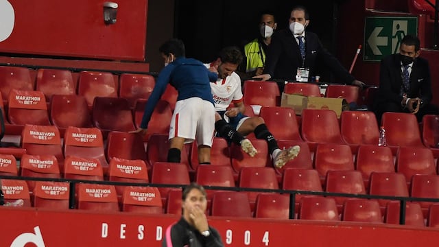 Franco Vázquez soltó el llanto en las tribunas, tras ser reemplazado en su despedida (La Voz).
