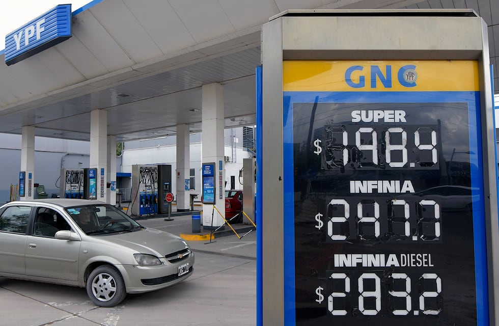 En busca de un acuerdo con las petroleras: el Gobierno quiere congelar el precio de los combustibles