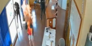 entró a una comisaría y se prendió fuego