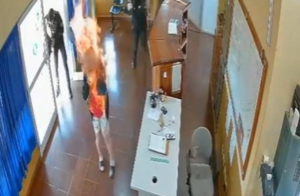 Se prendió fuego dentro de una comisaría de Campo Grande y permanece internada en estado crítico