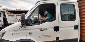 Intendente de Misiones no puede pagar horas extras, por lo que decidió manejar el mismo el camión recolector de basura