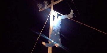 El ladrón quedó colgado del poste por más de dos horas.