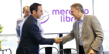 Marcos Galperin y Juan Schiaretti, durante el recorrido de las nuevas oficinas de Mercado Libre en Córdoba. (Foto Archivo Mercado Libre)