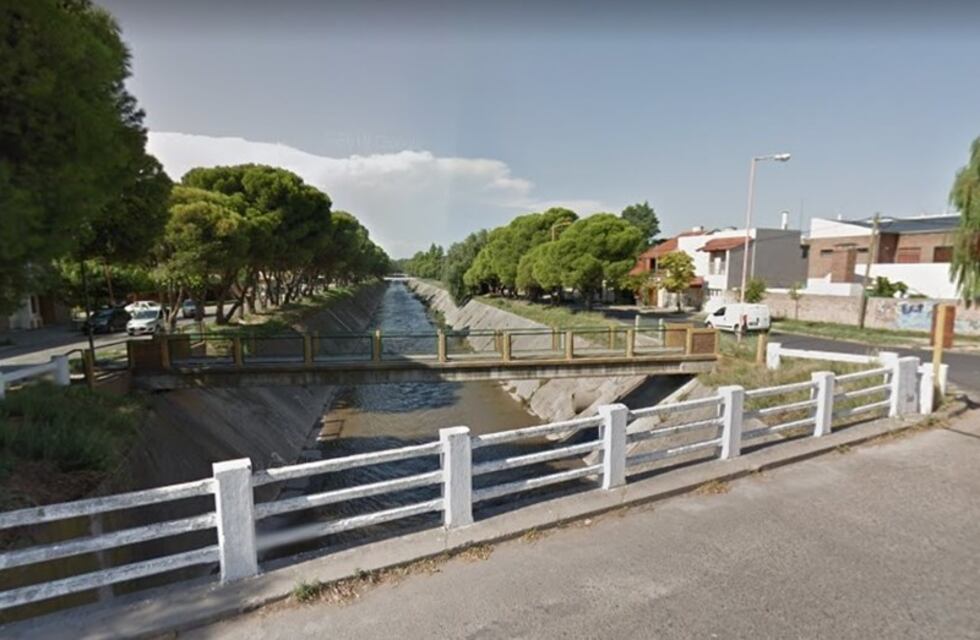 Policías rescataron a un joven que cayó al Canal Maldonado