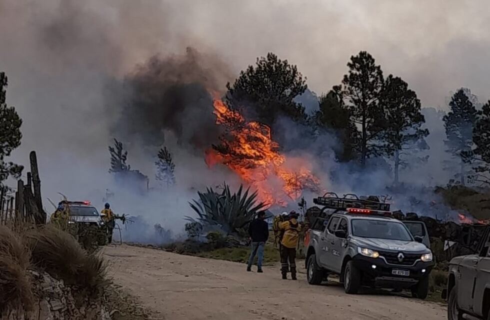Contuvieron el incendio de Calamuchita: siete cuarteles de bomberos trabajaron en la zona