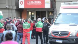 Le pidieron que no fumaran en el hospital, se negó y apuñaló a una empleada.