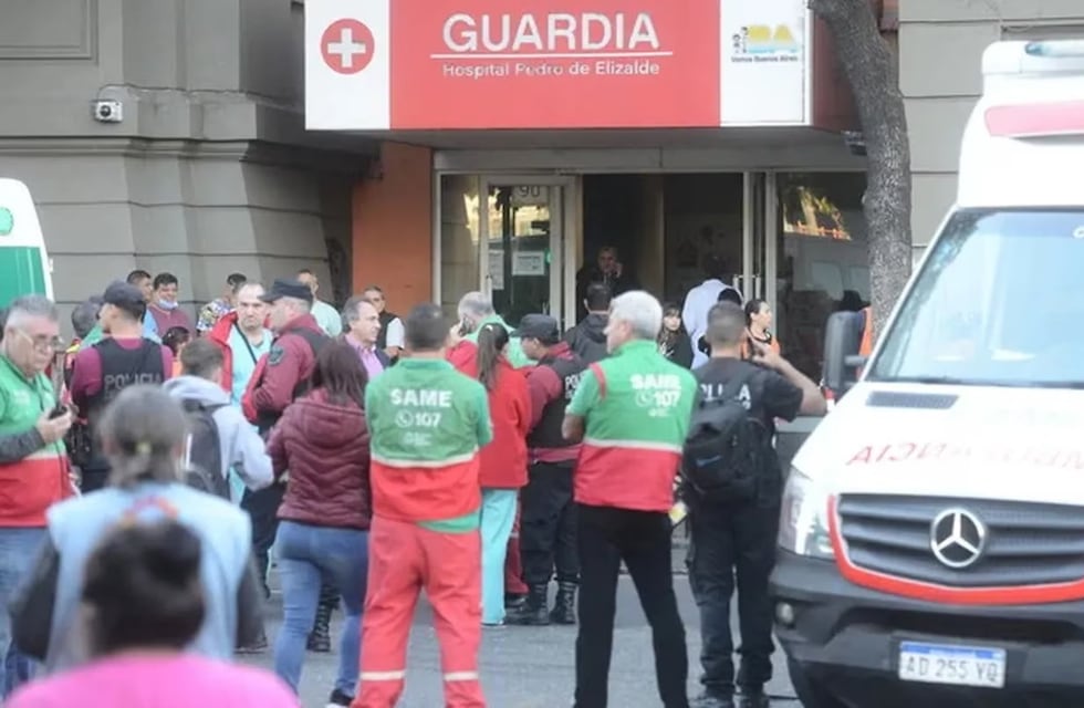 Le pidieron que no fumara en el hospital, se negó y apuñaló a una empleada