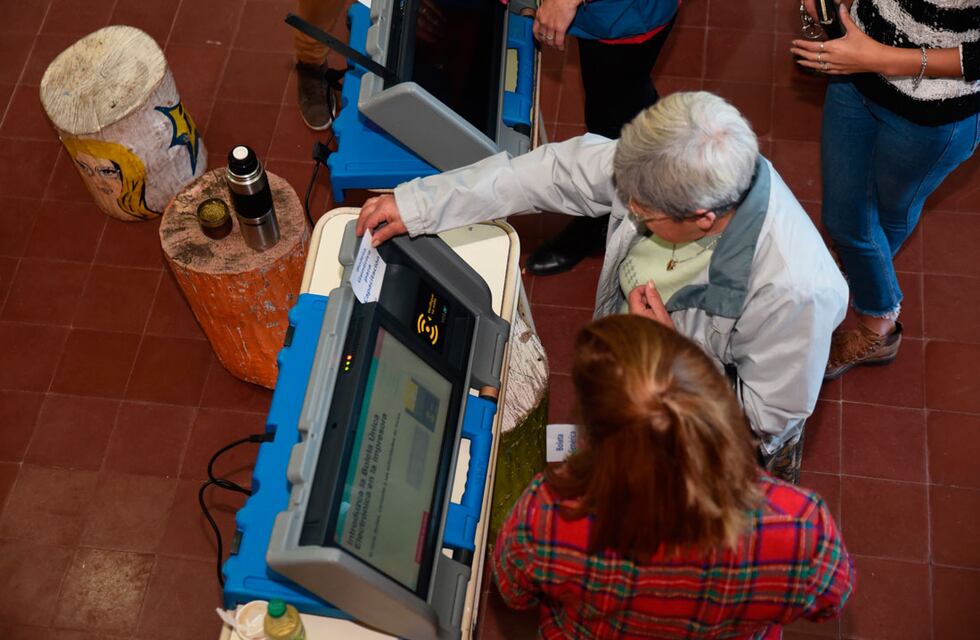 A una semana de las elecciones en Villa Carlos Paz practican el voto electrónico