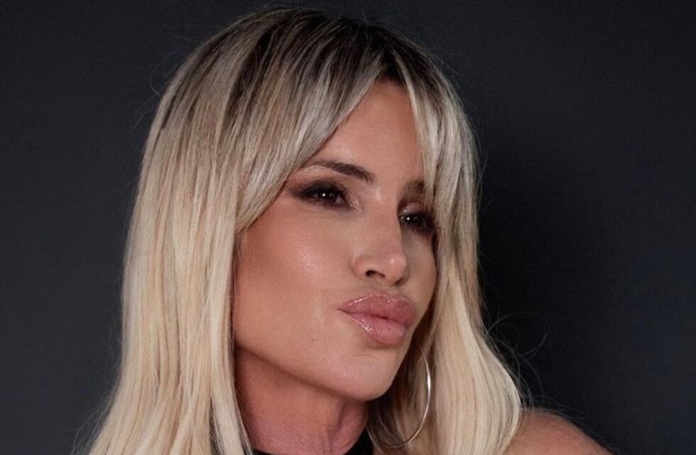 El día que Flor Peña encendió las redes: microbikini cruzada negra y todo el cuerpo aceitado